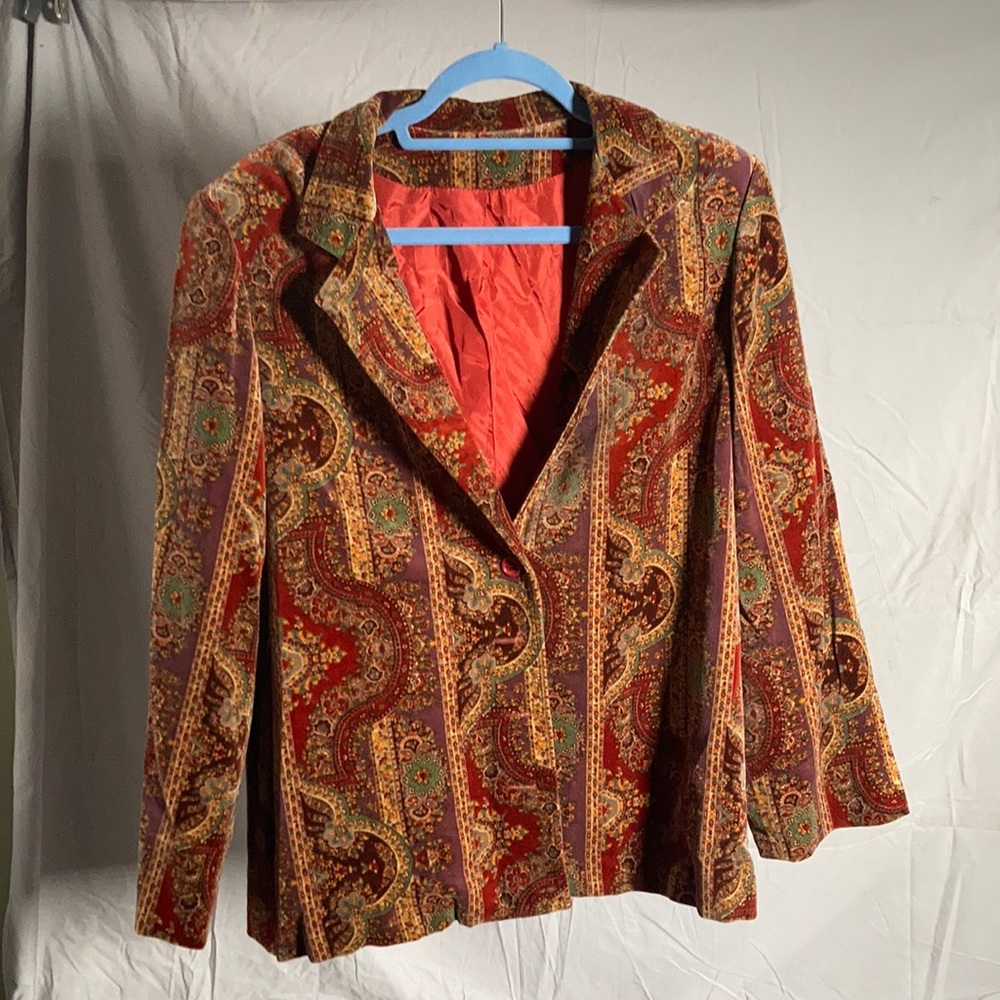 Vintage women’s blazer. Feels like a velvety material w silk lining. No tags.